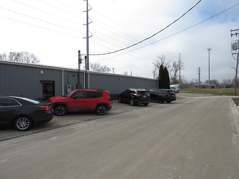 More Photos Of 300 W Joliet St, Ottawa Industrial For Sale