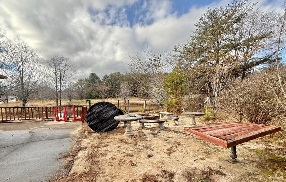 More Photos Of 82 Saddleridge Rd, Bassett Restaurant For Lease