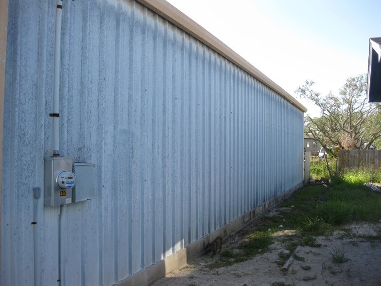 More Photos Of 621 E Market St, Rockport Flex For Lease