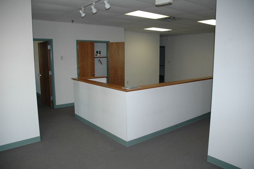 More Photos Of 915 Western Dr, Indianapolis Warehouse For Lease