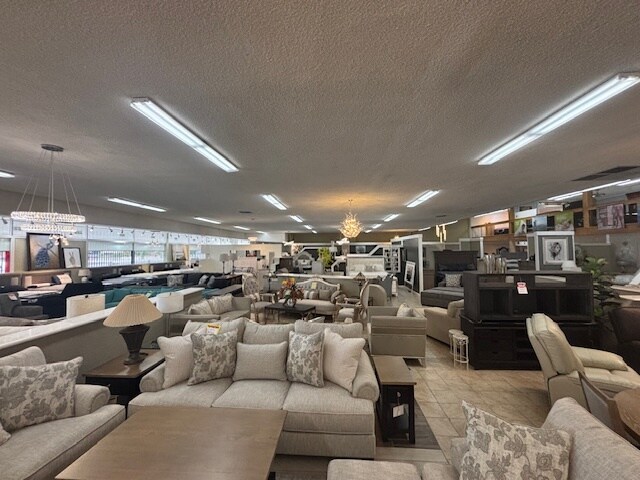 More Photos Of 620 Chester Ave, Bakersfield Showroom For Lease