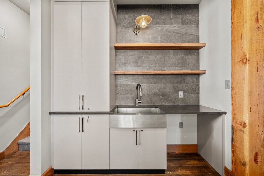 More Photos Of 720 Poyntz Ave, Manhattan Office For Sale