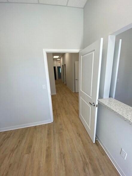 More Photos Of 665-677 S Kings Ave, Brandon Medical For Lease