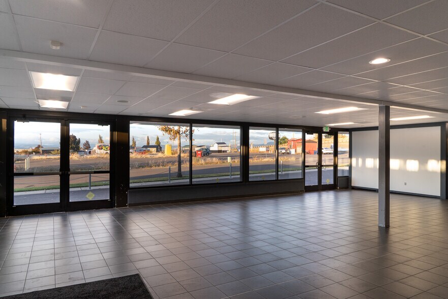 More Photos Of 1492 Burlcrest Dr, Medford Warehouse For Sale