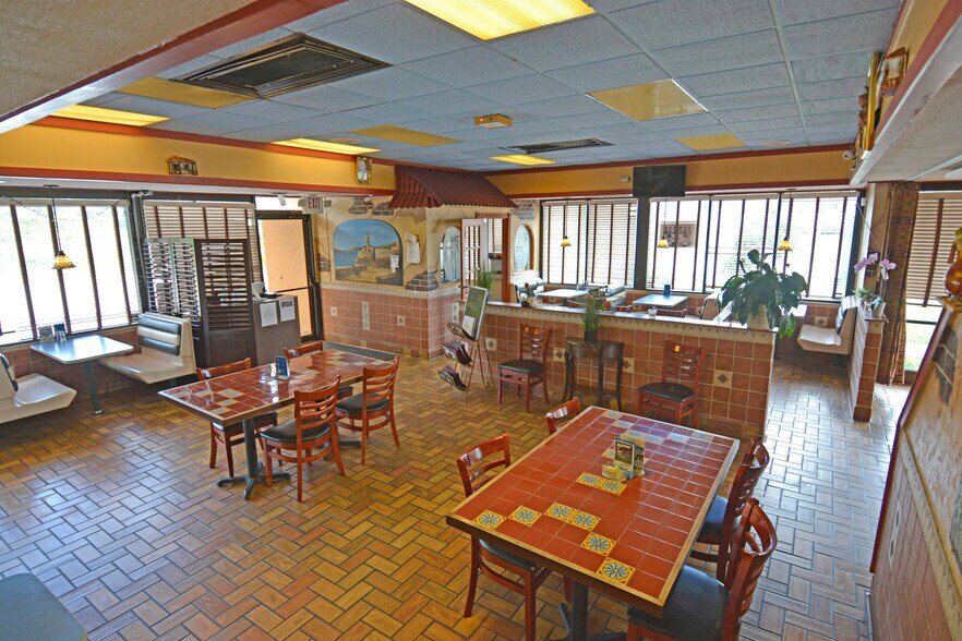 More Photos Of 101 N Us-17, Palatka Drugstore For Sale