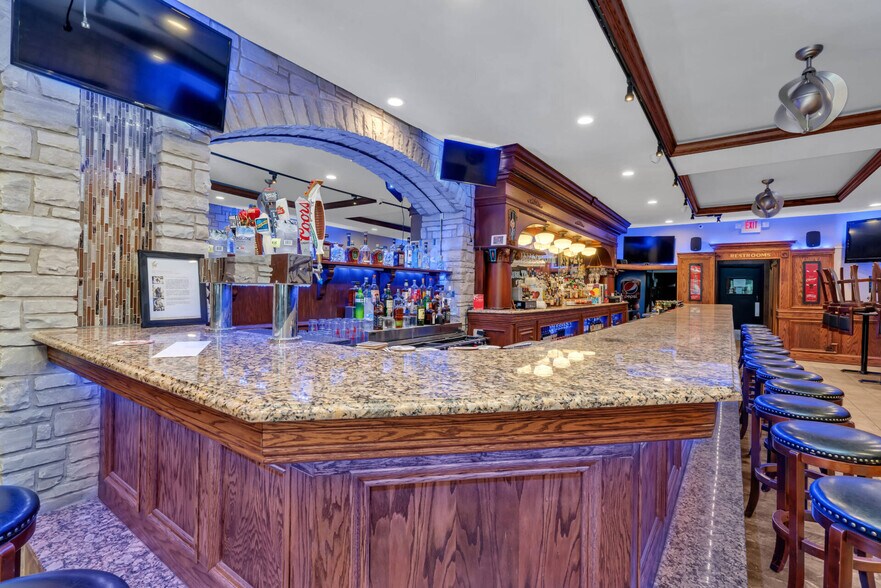 More Photos Of 152 E Main St, Dwight Bar For Lease