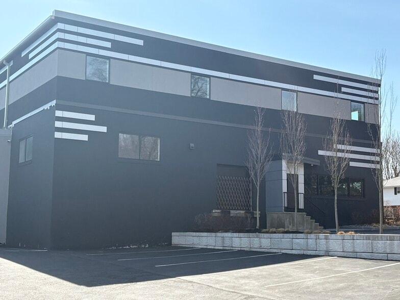 More Photos Of 110-116 Gould St, Needham Showroom For Lease