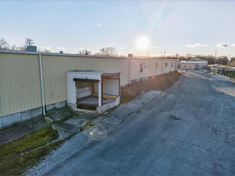 More Photos Of 102 W Front St, Mountain Grove Warehouse For Sale