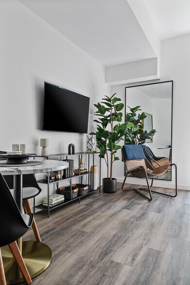 More Photos Of 2528 S Grand Ave, Los Angeles Apartments For Lease