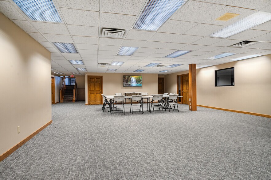 More Photos Of 812 Cormier Rd, Ashwaubenon Office For Lease