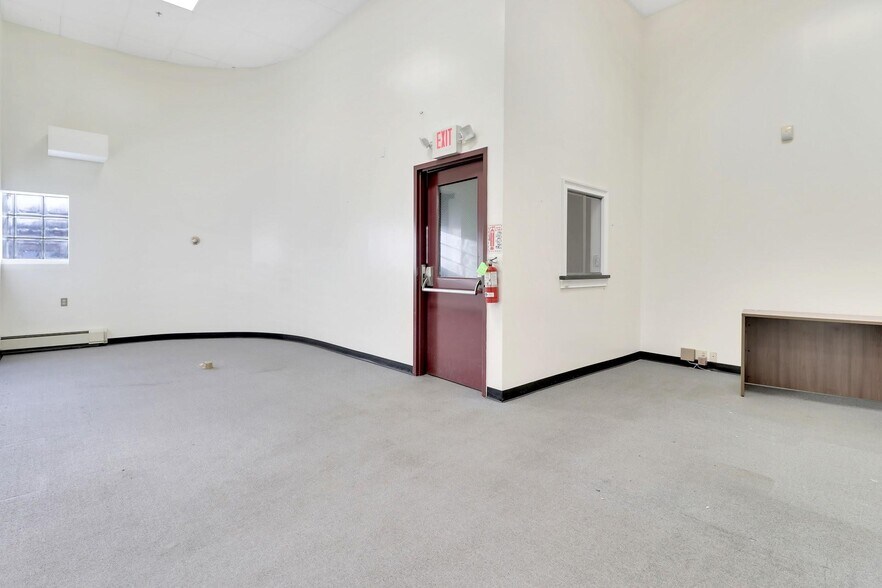 More Photos Of 40 Commercial Ave, Middletown Warehouse For Lease