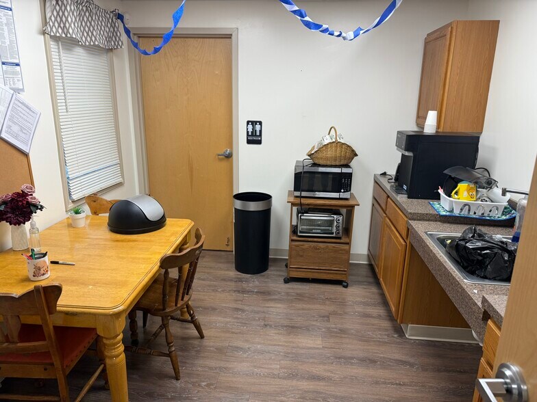 More Photos Of 2 Emma Ln, Clifton Park Medical For Lease