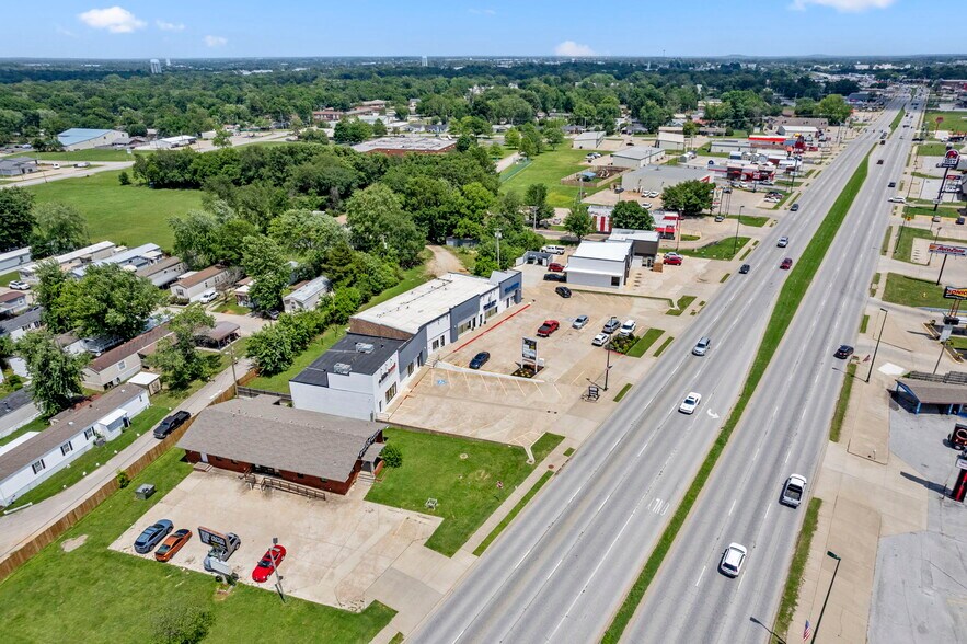 More Photos Of 1223 US-412, Siloam Springs Storefront For Lease