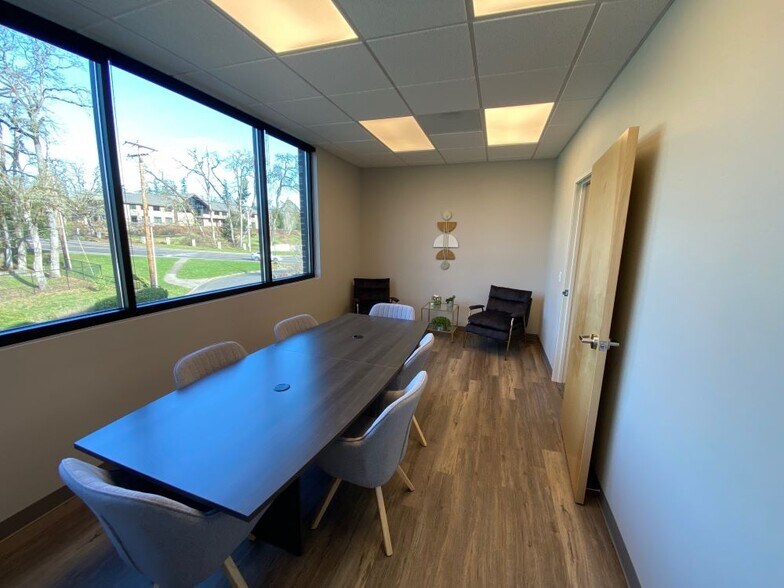 More Photos Of 735 E Clarendon St, Gladstone Office For Sale