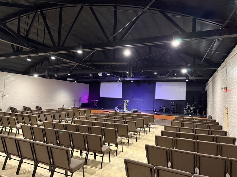 More Photos Of 11471 Vanowen St, North Hollywood Warehouse For Lease