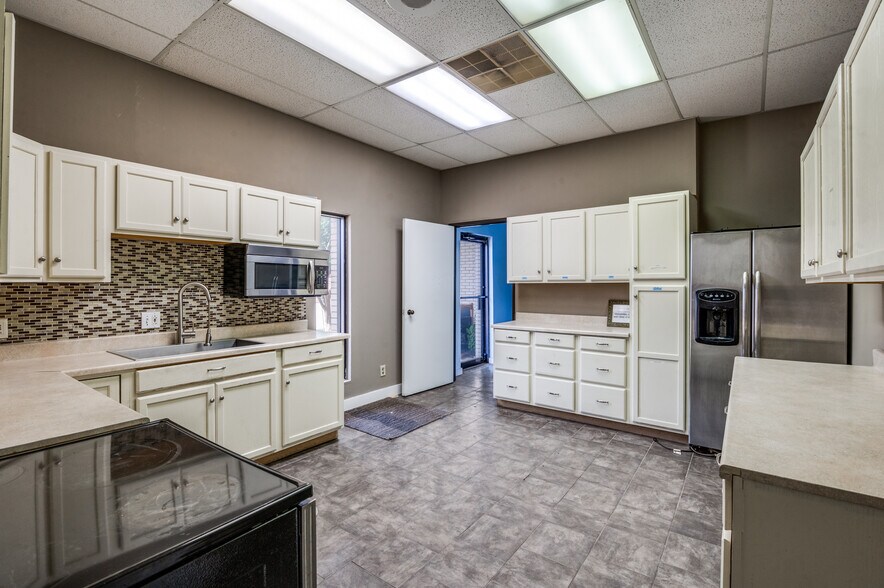 More Photos Of 2345 E State Highway 121, Lewisville Contractor Storage Yard For Sale