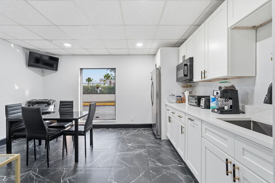 More Photos Of 10812 Gandy Blvd N, Saint Petersburg Medical For Lease