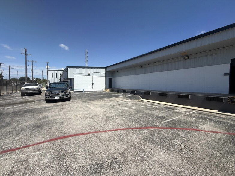 More Photos Of 911 N Frio St, San Antonio Manufacturing For Lease