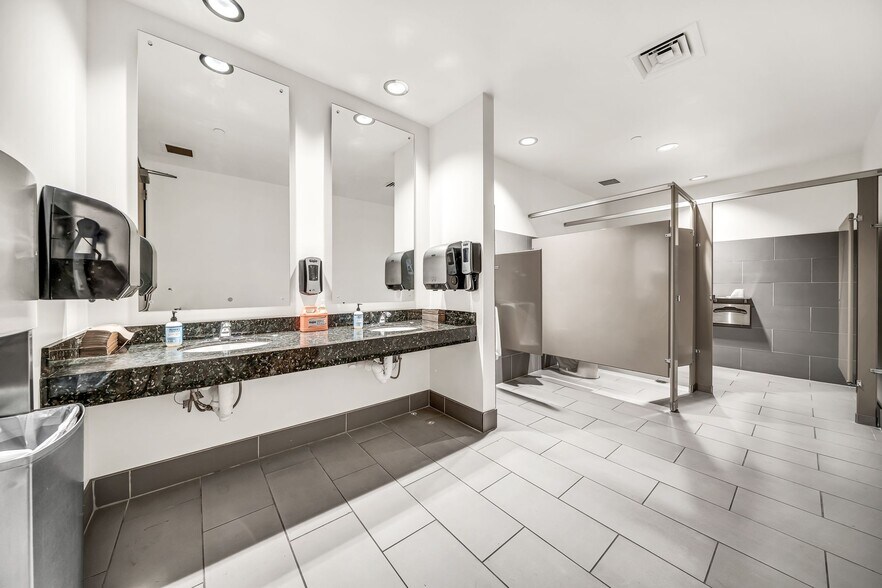 More Photos Of 14505 N Hayden Rd, Scottsdale Light Distribution For Lease