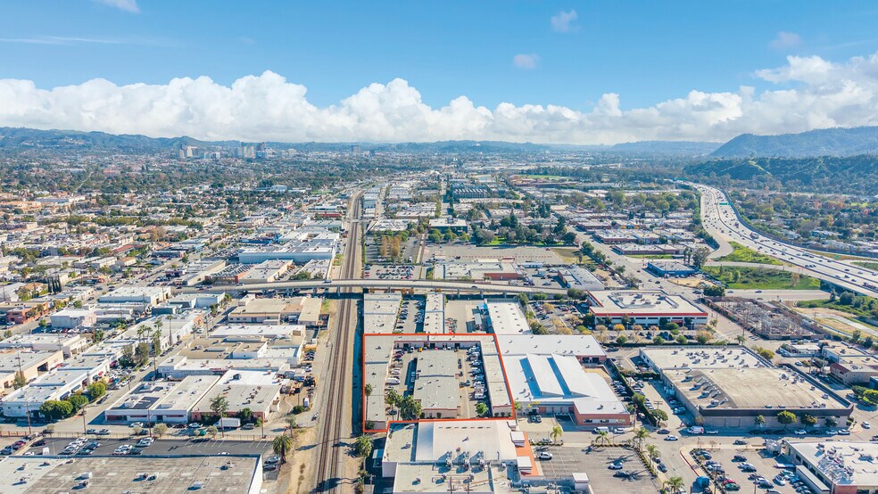 More Photos Of 820-830 Thompson Ave, Glendale Manufacturing For Sale