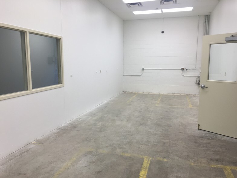 More Photos Of 1001 Entry Dr, Bensenville Warehouse For Lease