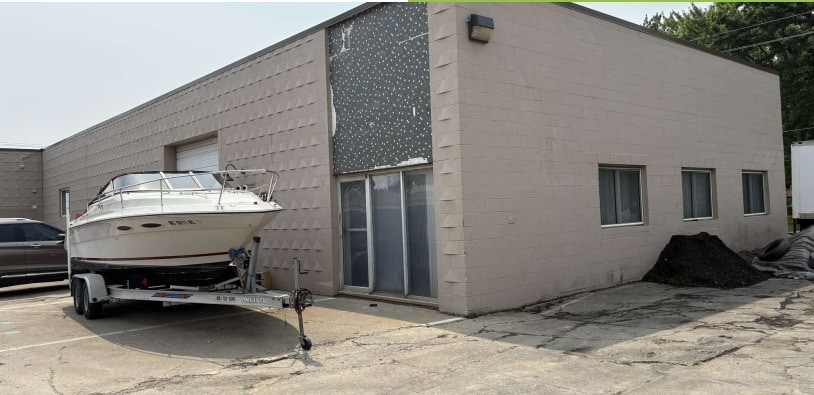 More Photos Of 16470-16476 E 13 Mile Rd, Roseville Warehouse For Lease