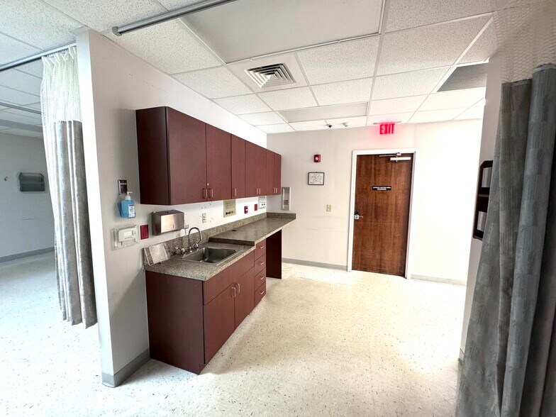 More Photos Of 70 Ansley Dr, Dahlonega Medical For Lease