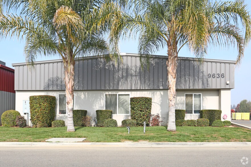 More Photos Of 9636 W Grove Ave, Visalia Showroom For Lease