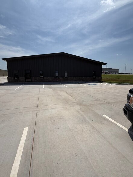 More Photos Of 1500 N Lincoln Blvd, Edmond Unknown For Lease