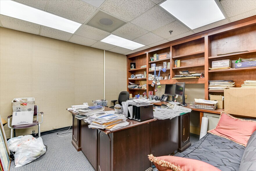 More Photos Of 1089 Augusta Rd, Warrenville Office For Lease