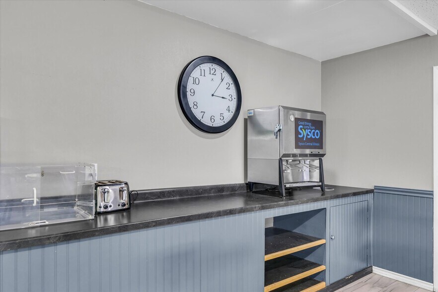 More Photos Of 1907 N Cunningham Ave, Urbana Hotel For Sale