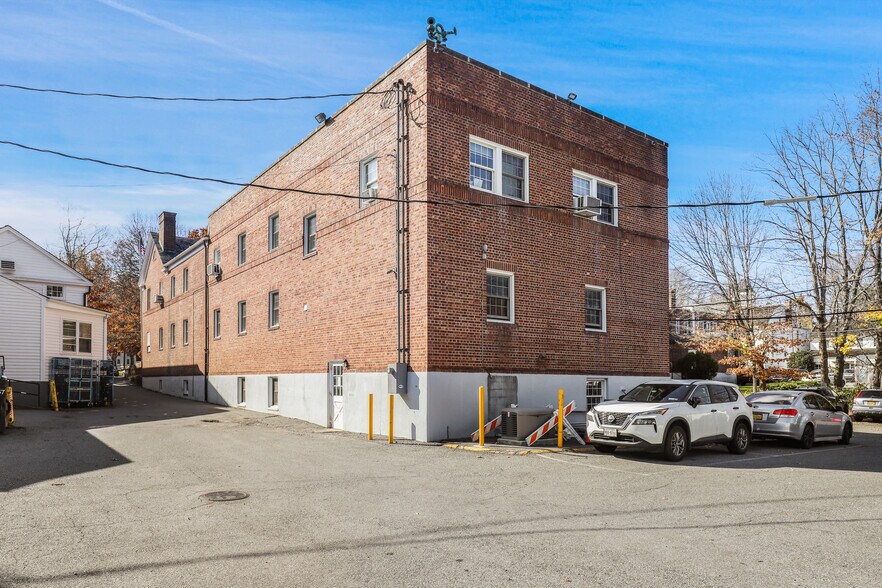 More Photos Of 34 Village Grn, Bedford Specialty For Sale