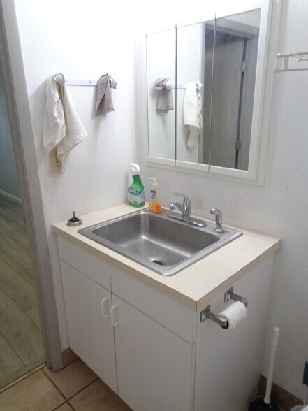 More Photos Of 6020 Deacon Rd, Sarasota Warehouse For Sale