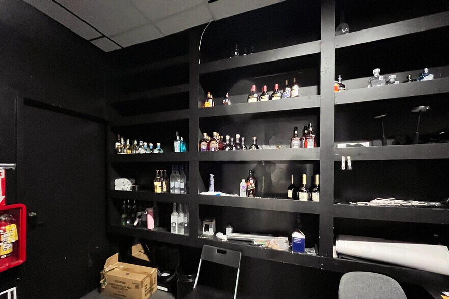 More Photos Of 5002 Washington Ave, Houston Bar For Lease