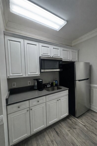 More Photos Of 340 Eisenhower Dr, Savannah Office For Lease