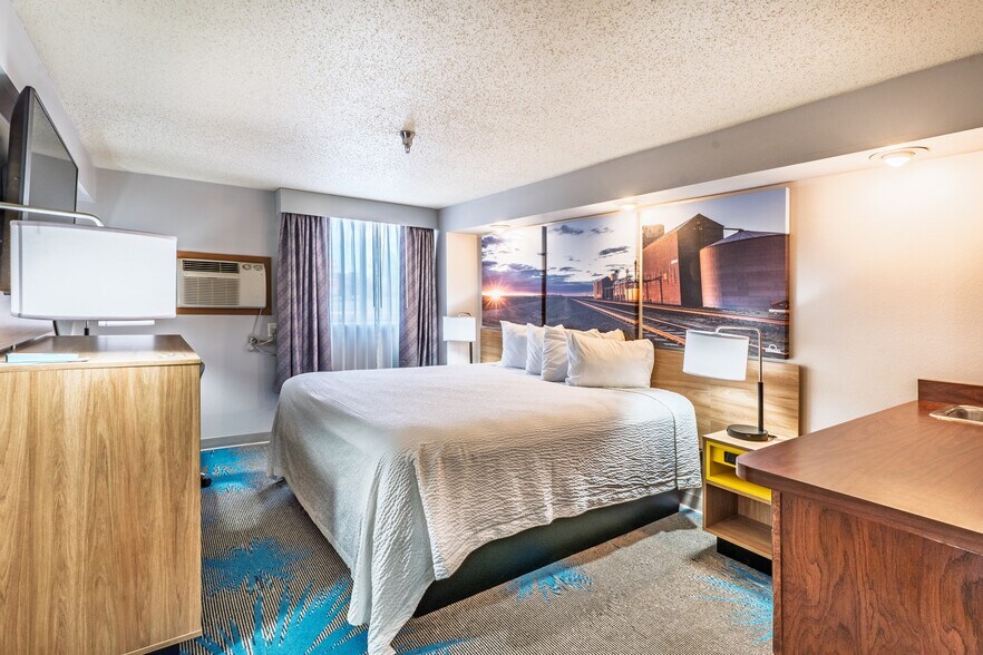 More Photos Of 519 Crook St, Custer Hotel For Sale