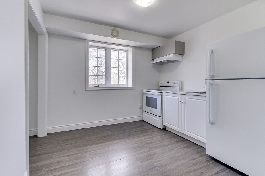 More Photos Of 395 Bay St W, Brock Office For Sale