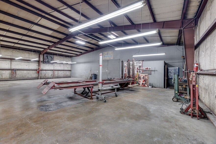 More Photos Of 805 Elm St, Bastrop Distribution For Sale