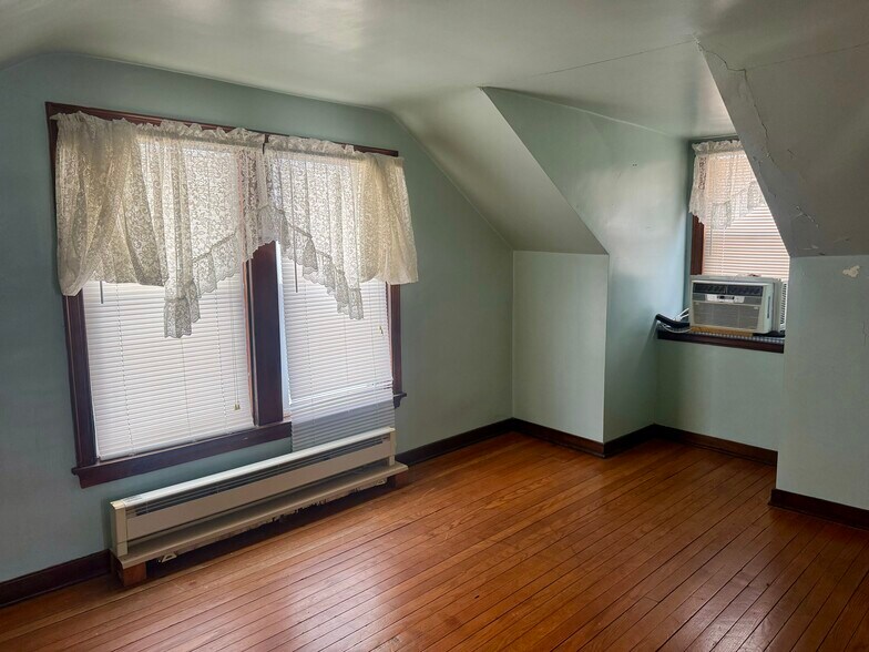 More Photos Of 374 Niles Cortland Rd SE, Warren Specialty For Sale