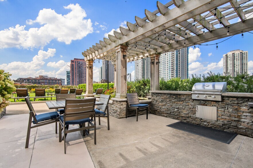 More Photos Of 300 N Canal St, Chicago Apartments For Sale