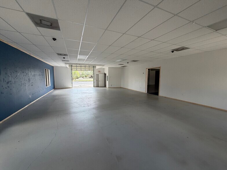 More Photos Of 5260 Duncan Rd, Punta Gorda Showroom For Lease