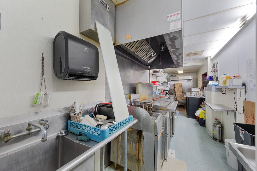 More Photos Of 209 N 5th Ave E, Truman Freestanding For Sale