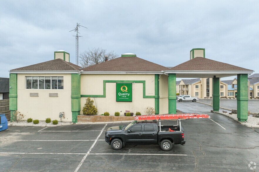 More Photos Of 1723 E Perry St, Port Clinton Hotel For Sale