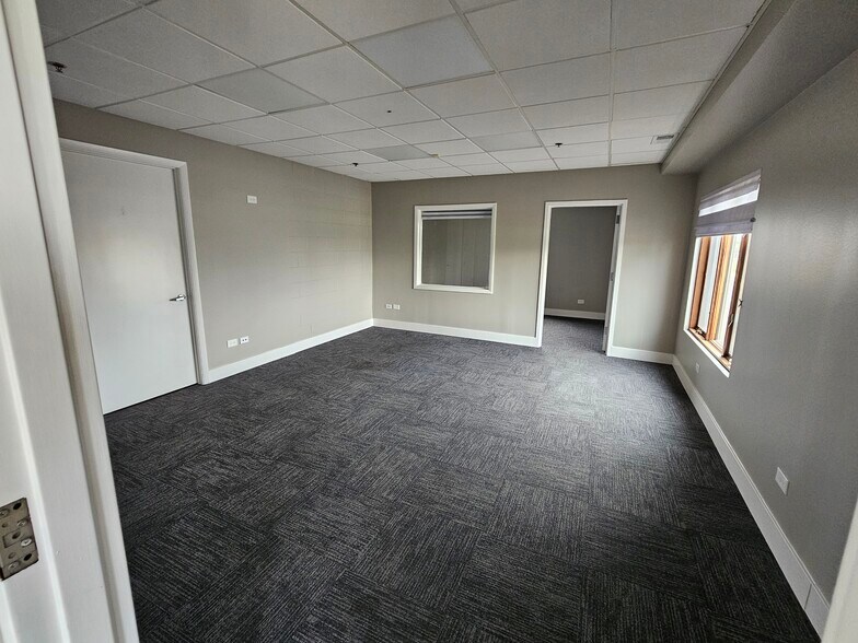 More Photos Of 22530 S Center Rd, Frankfort Warehouse For Lease