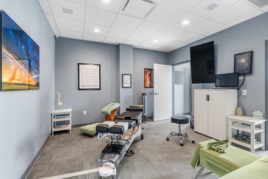 More Photos Of 809 N 3rd St, Manhattan Storefront Retail Office For Lease