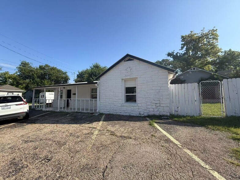 Primary Photo Of 810 W Avenue M, Temple Office For Lease