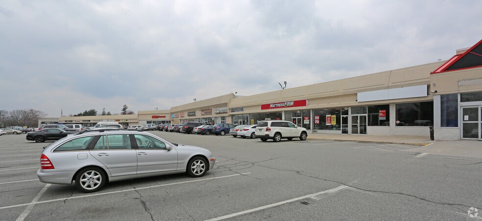 More Photos Of 998-1054 Old Country Rd, Plainview Storefront For Lease