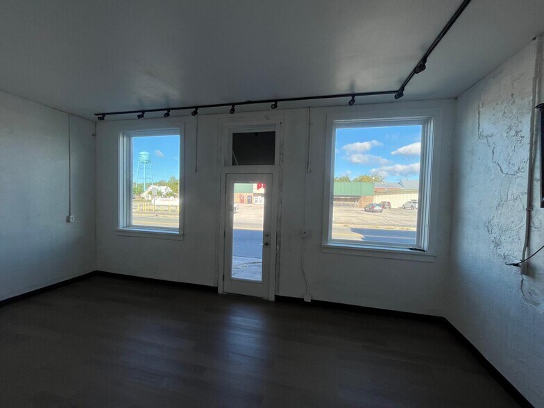 More Photos Of 47 S Ingold Ave, Garland General Retail For Sale
