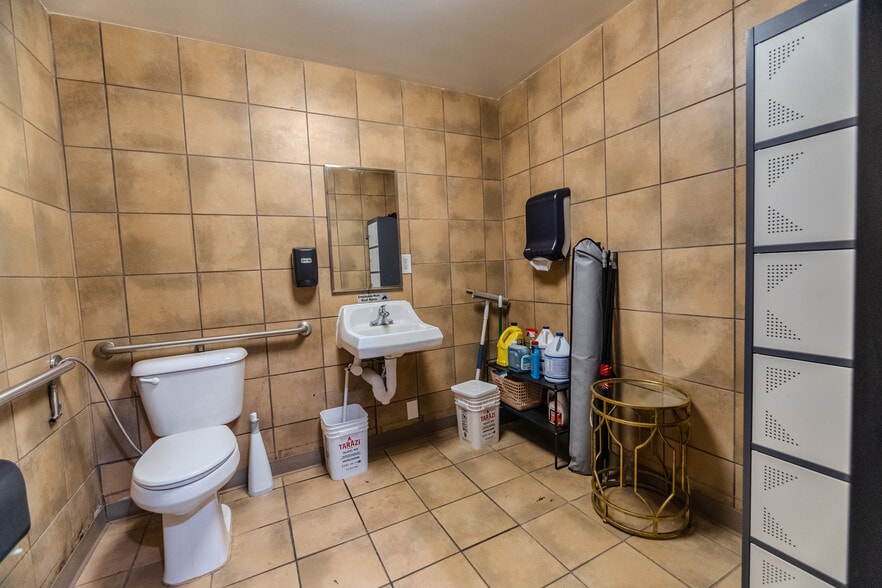 More Photos Of 1942 Atkinson Rd, Lawrenceville Freestanding For Sale