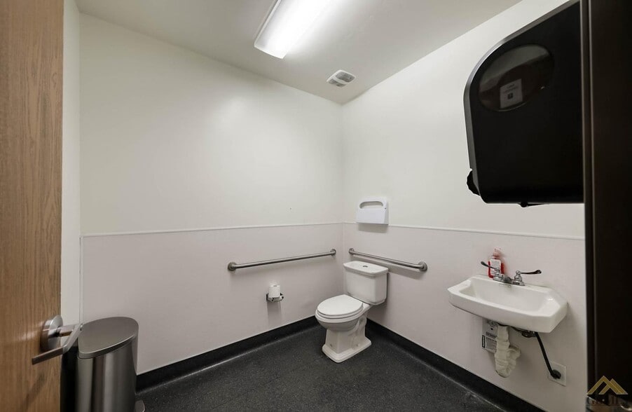 More Photos Of 701 Rooster Dr, Bakersfield Warehouse For Sale